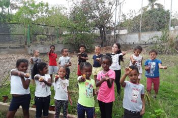 Les premières plantations des CPb (Mme BONNAL) de l’école BLANCHE PIERSON