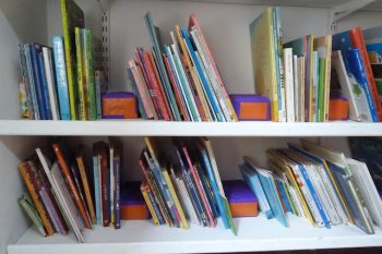 Réutiliser des déchets: création de serre-livre pour la bibliothèque