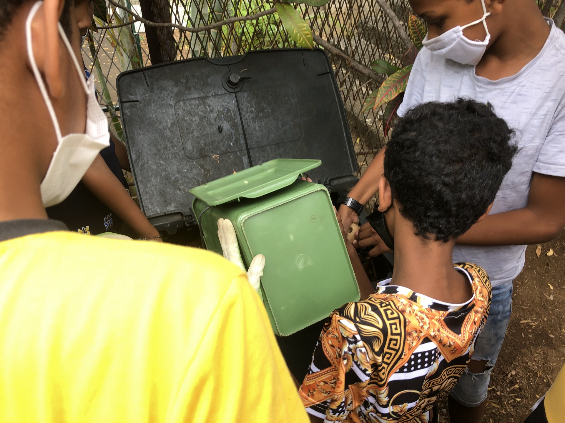 On verse le déchets dans le composteur 