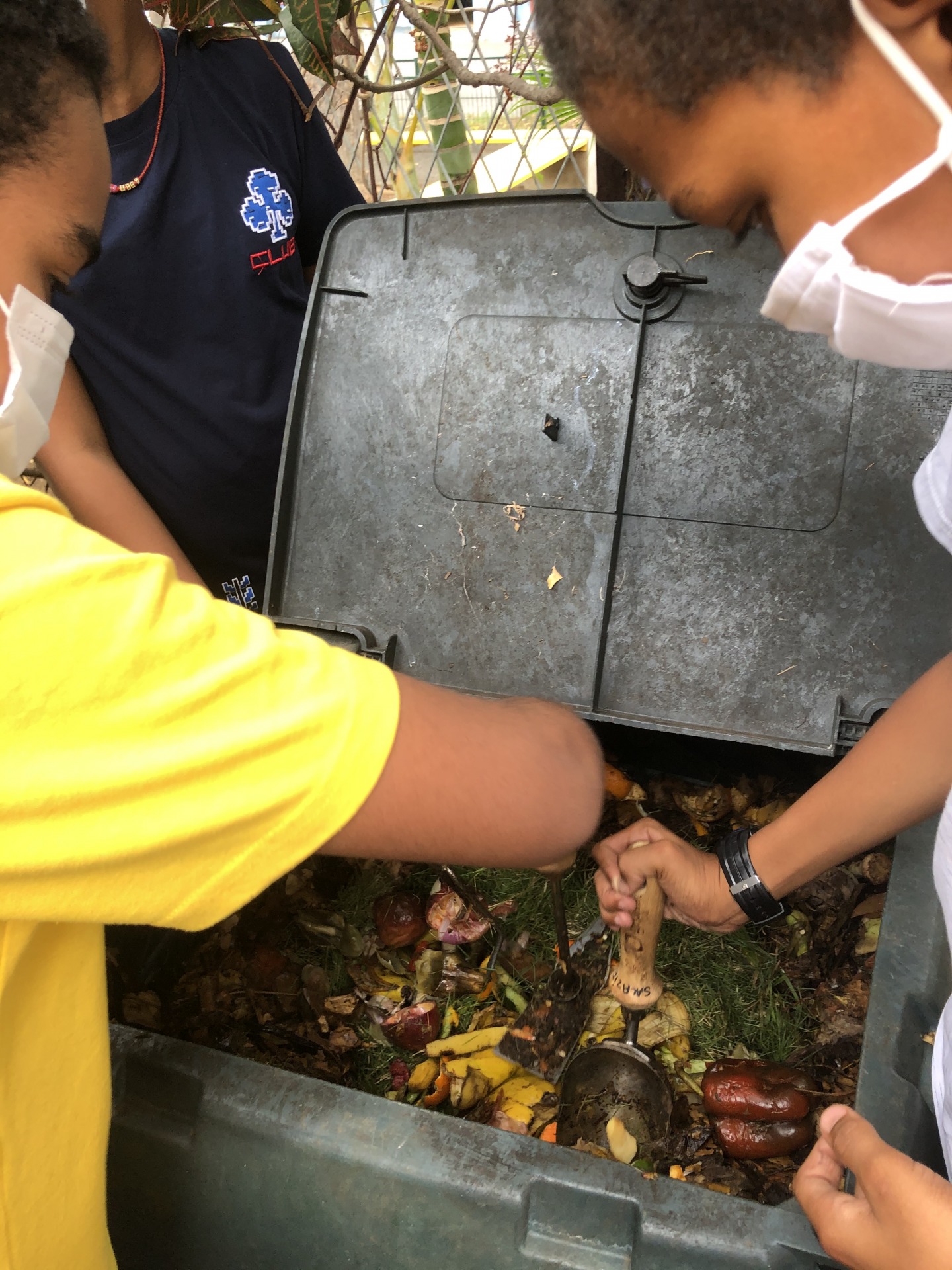 Il faut incorporer les déchets au compost existant.