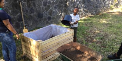 LA PREPARATION DES JARDINIERES DE L’ECOLE AVEC L’AIDE DE PAOLO BRIGY