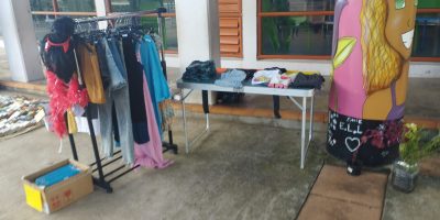 Entre brocante et atelier recyclage , réutilisons le textile par les CE1-CE2