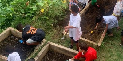 Composter et planter, notre projet école et écologie à Sarda Garriga!