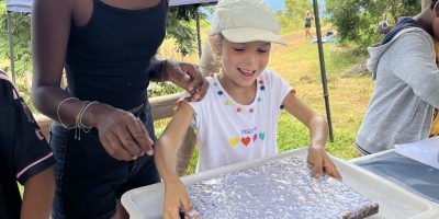 Fabriquer du papier recyclé : les CE1 de l’école du Bernica en visite à Endémia.