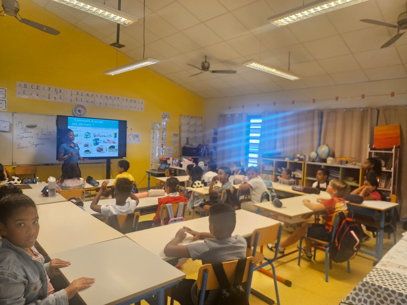 Les CE1/CE2 découvrent le tri des déchets et le compostage