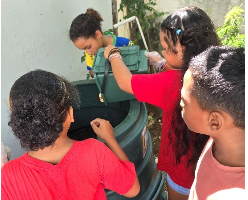 Utilisation du composteur à l’école Auguste Lacaussade