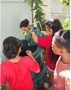 Utilisation du composteur à l’école Auguste Lacaussade