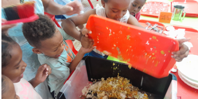 Compostage des restes du repas à la cantine.