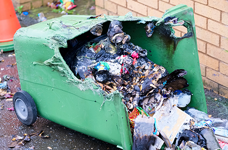 Porte De Camping Avec Poubelle Photo stock - Image du détritus