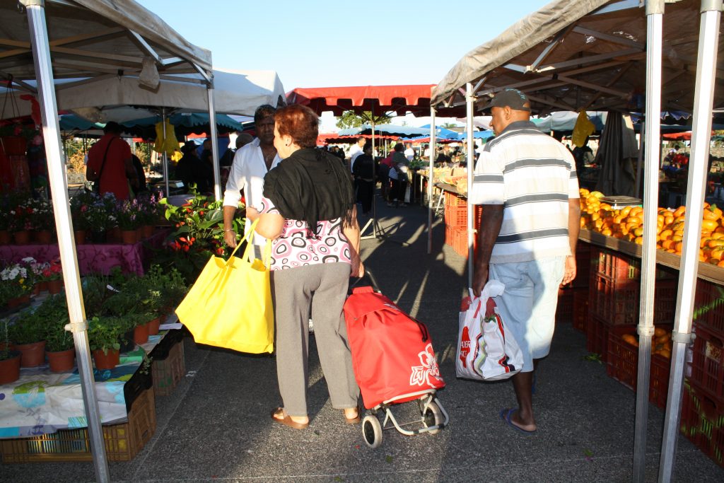 Certains usagers du marché utilisent déjà des sacs réutilisables ou le caddie