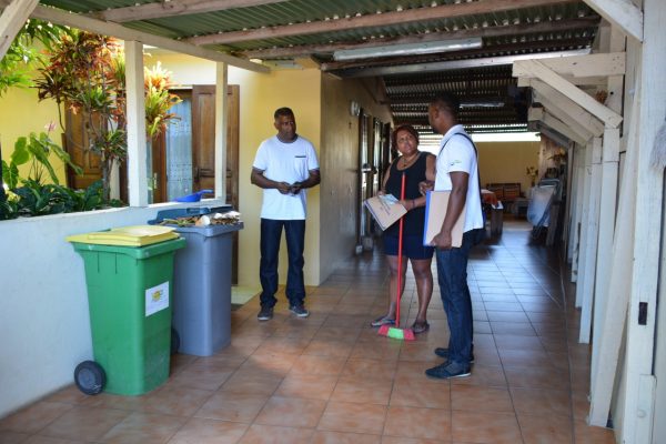 le-couple-attentif-aux-conseils-du-mediateur