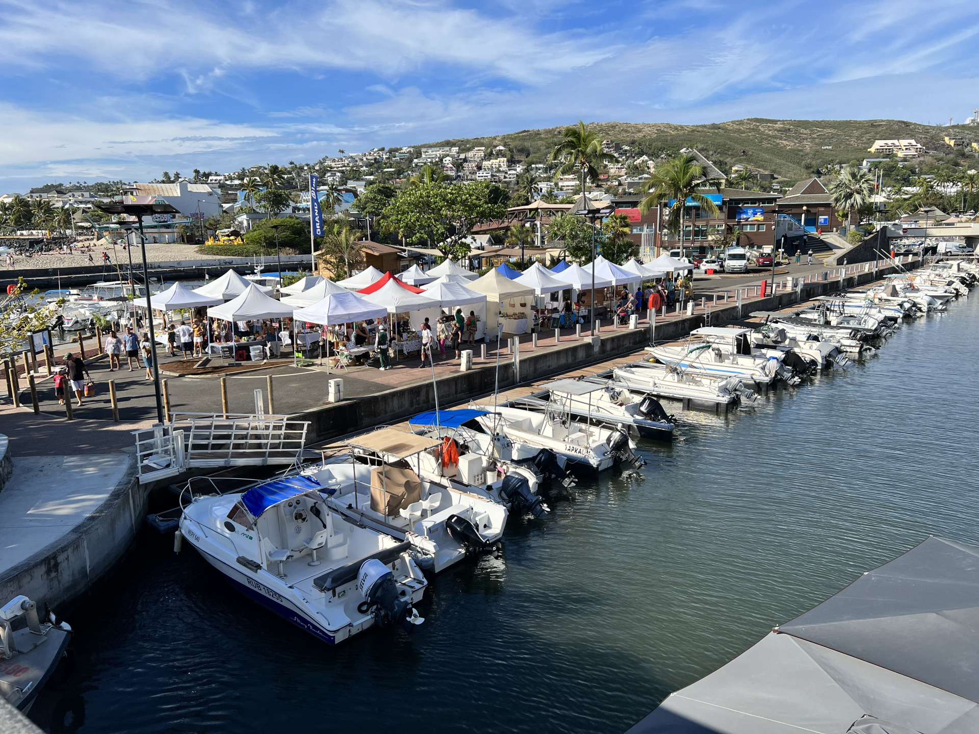 Photo du port de Saint-Gilles avec les canots et les stands sous un ciel bleu pour l'évènement "zartizan péi"