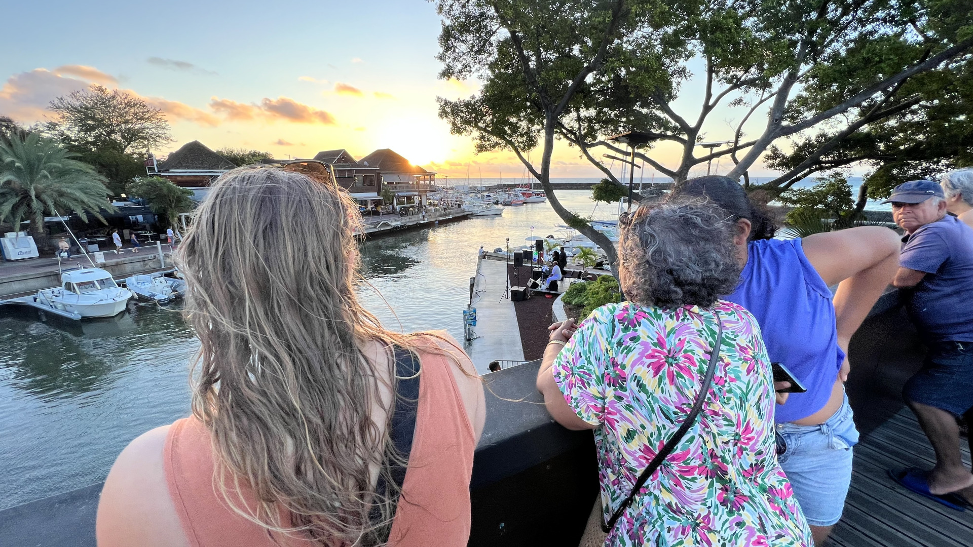 Photo de spectateurs regardant un coucher de soleil au port de Saint-Gilles pendant un showcase.
